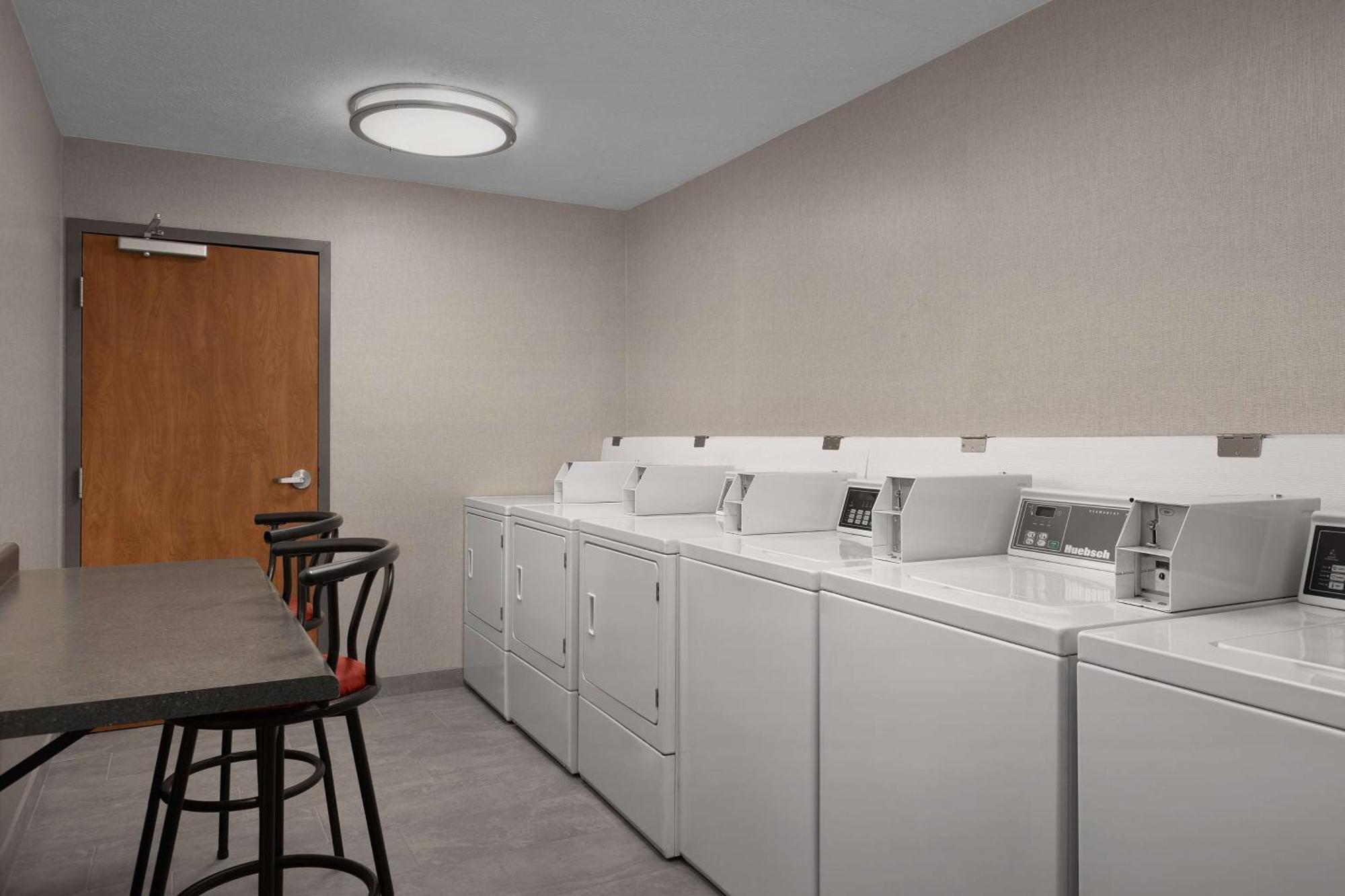 Hampton Inn Waterloo Εξωτερικό φωτογραφία